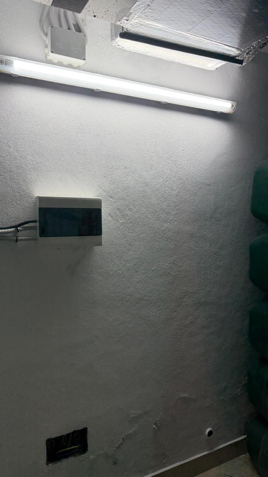 El subcuadro de carga crítica montado en el cuarto técnico — una unidad de consumo dedicada alimentada directamente desde la salida CA de respaldo del inversor Deye. Cuando la red falla, este panel conmuta al modo isla con respaldo de batería en menos de 20 ms, manteniendo activos la alarma, el router, el controlador de filtración de piscina, la iluminación clave y la nevera durante el corte.